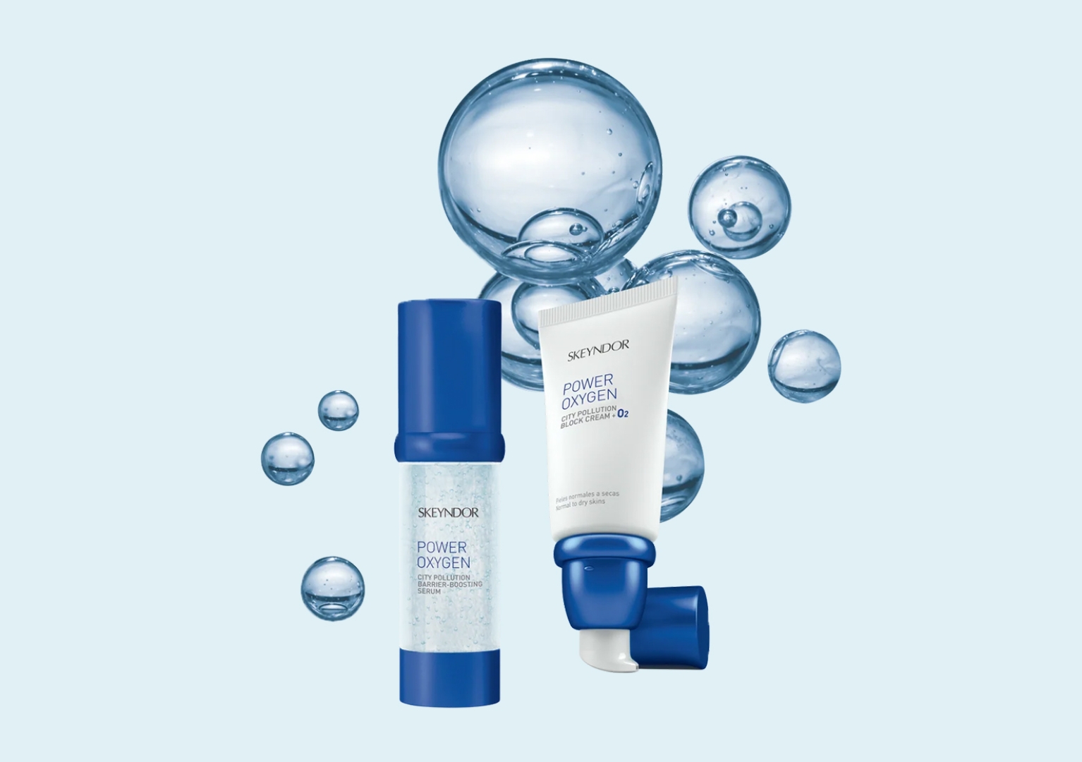 Zwei Skeyndor Power Oxygen Hautpflegeprodukte vor hellblauem Hintergrund mit transparenten Blasen